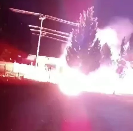 Elektrik trafosu bomba gibi patladı
