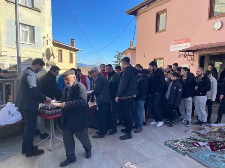 Elim bir kaza sonrası hayatını kaybeden gencin ikinci ölüm yıldönümünü de arkadaşları unutmadı
