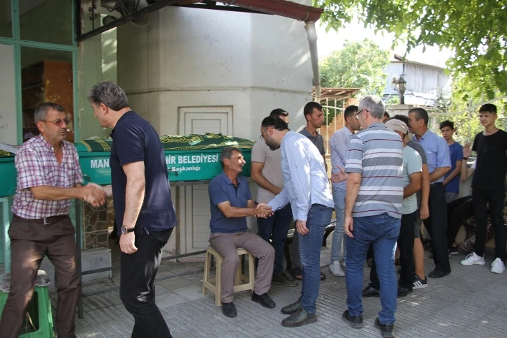 Elim kazada yaşamını yitiren anne ve oğlu son yolculuğuna uğurlandı
