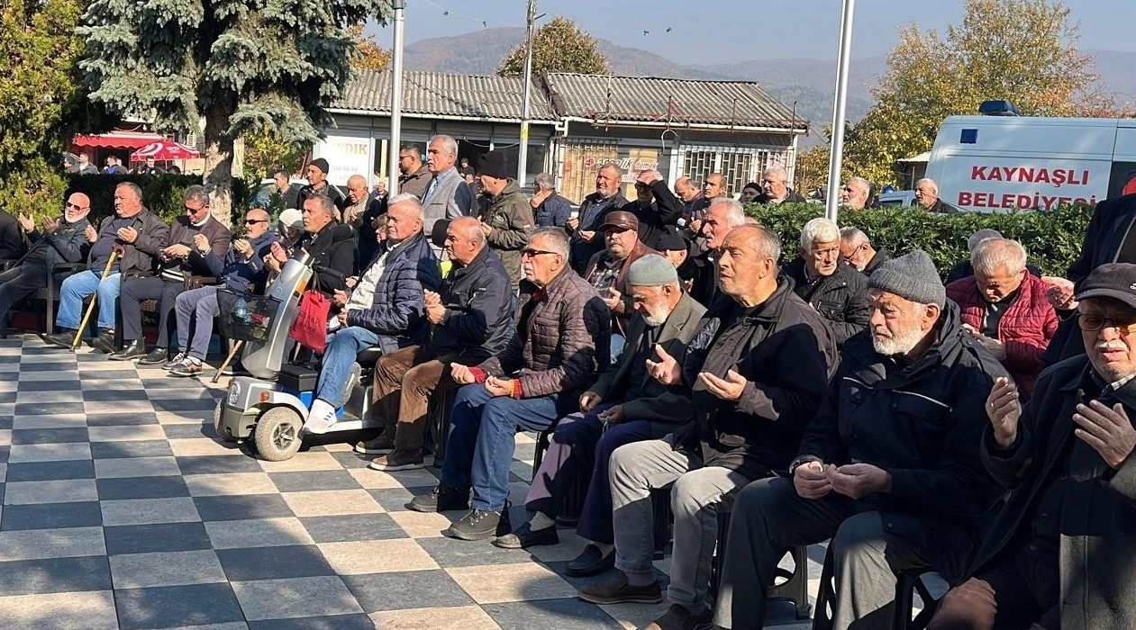 Eller semaya depremde hayatını kaybedenler için kalktı
