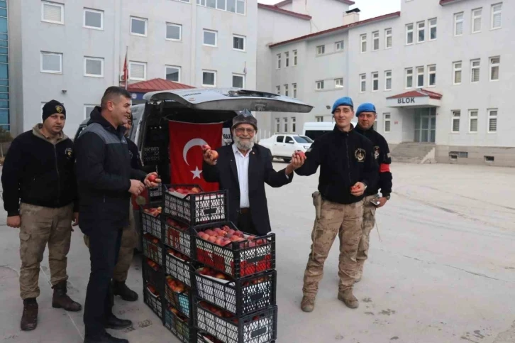 ‘Elmacı Dede’ Hakkari’de
