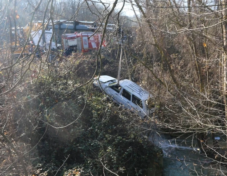 Emekli aylığını çekmek için evden çıkmıştı, dere yatağında otomobilde cesedi bulundu
