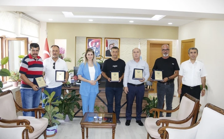 Emekliye ayrılan personellere plaket takdim edildi
