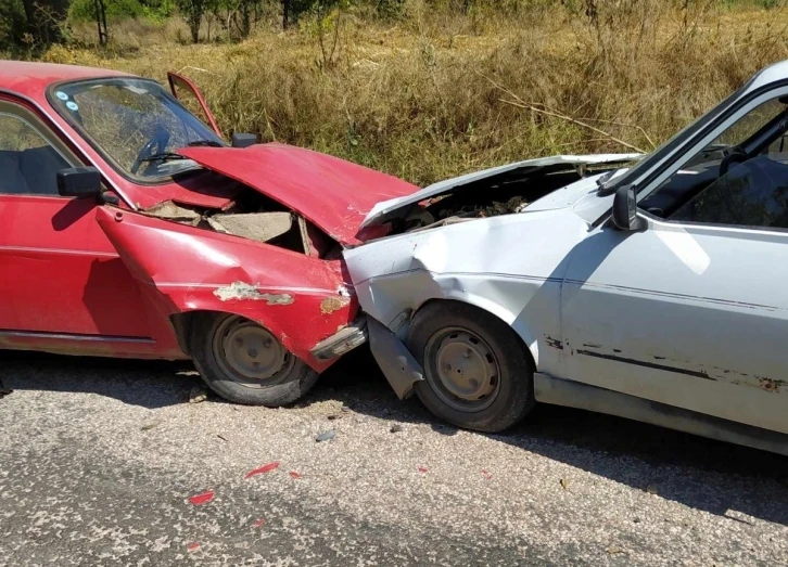 Emet’te iki araç kafa kafaya çapıştı: 5 yaralı
