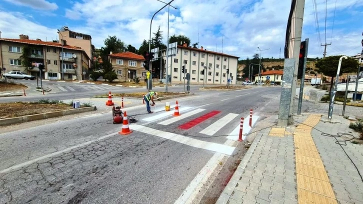 Emet’te şehir içi yaya geçitleri çizgileri yenilendi
