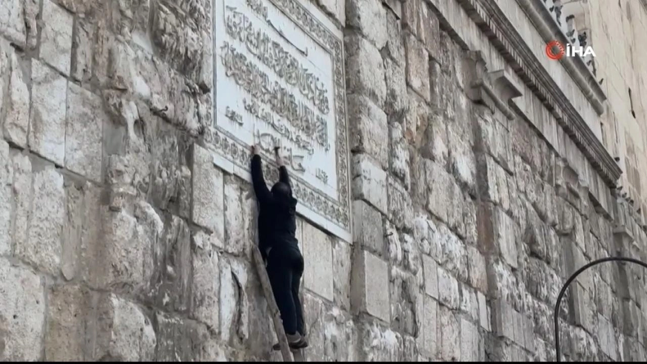 Emevi Camii'nin duvarındaki Hafız Esed'in ismi çekiçle kazındı