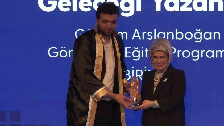 Emine Erdoğan: “Bu vatan, tüm alanlarda ve sınırlarda, gençliğimize emanet”
