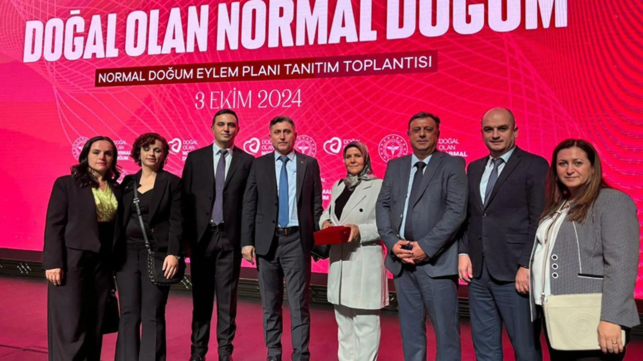 Emine Erdoğan'dan Gaziantepli ebeye plaket