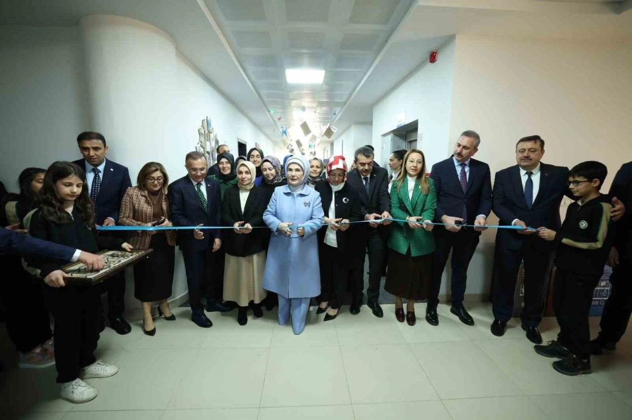 Emine Erdoğan, Gaziantep’te Karakuyu Ortaokulu’ndaki kütüphanenin açılışına katıldı