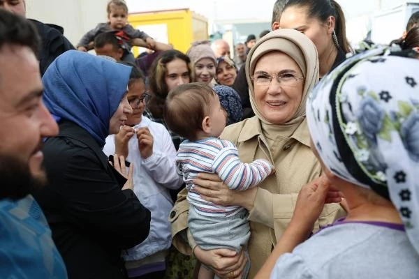 Emine Erdoğan, Hatay'da depremzedelerle bir araya geldi