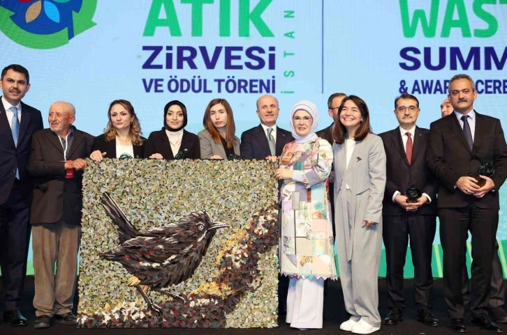 Emine Erdoğan: &quot;Sıfır Atık hareketi, sizlerin ellerinde yükselip tüm dünyaya ve gelecek nesillere miras kalacak&quot;
