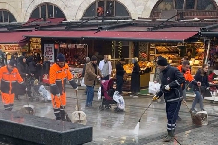 Eminönü Meydanı Ramazan arifesinde sıcak su ve köpükle yıkandı