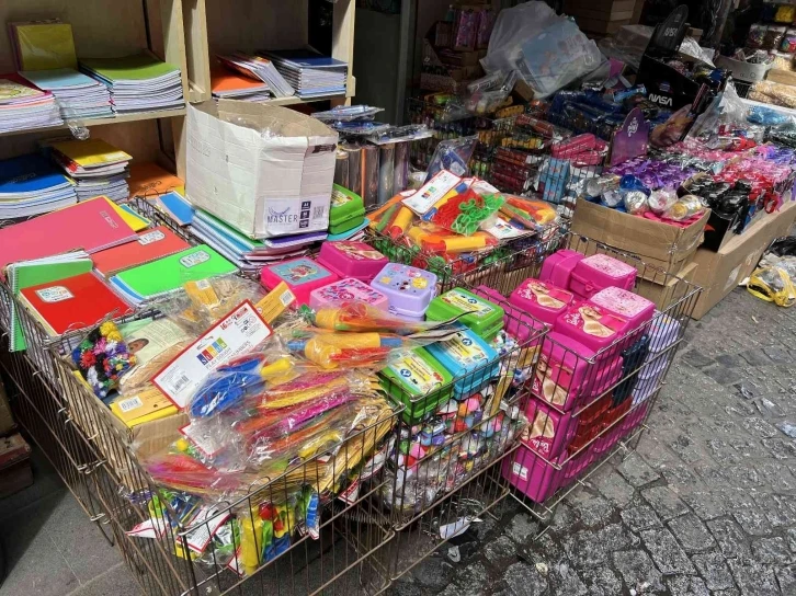 Eminönü’nde okul alışverişi hareketliliği
