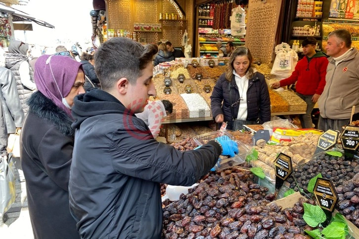 Eminönü'nde Ramazan yoğunluğu havadan görüntülendi