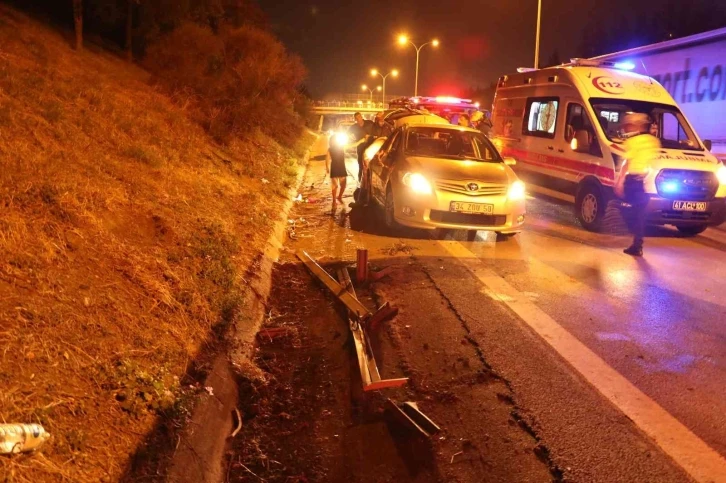 Emniyet şeridinin olmadığı yerde lastiğini kontrol etmek için durunca kazaya sebep oldu
