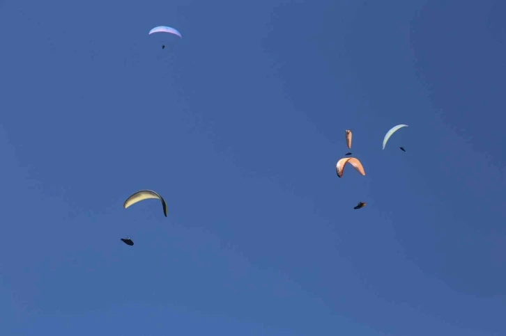 En hızlı paraşüt pilotları, Çameli semalarında milli forma için yarışıyor
