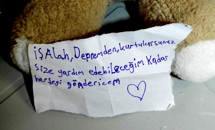 En sevdiği oyuncak ayısını depremzede çocuklar için verdi
