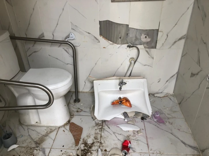 Engelli vatandaşların kullanımındaki lavaboları kırdılar
