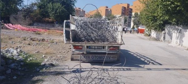 Enkaz alanlarından çaldığı inşaat demirini satmak isterken yakalandı