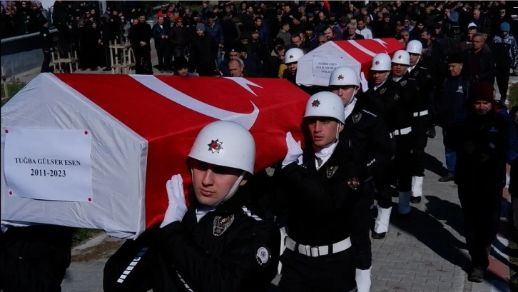 Enkaz altında kalan polis anne ve kızı gözyaşlarıyla uğurlandı
