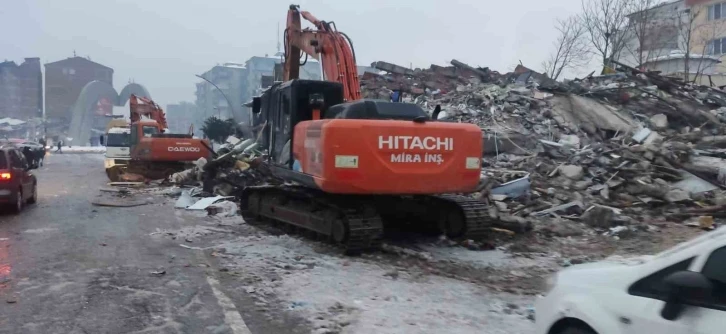 Enkaz altında kalan vatandaş ayağı kesilerek kurtarılabildi
