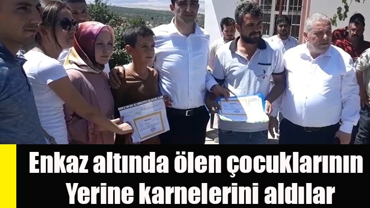 Enkaz altında ölen çocuklarının yerine karnelerini aldılar