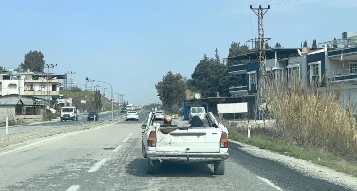 Enkaz altından çıkardığı yarım otomobille trafiğe çıktı
