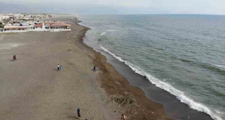 Enkaz kent Hatay'ın 14 kilometrelik plajı bu bayram boş kaldı