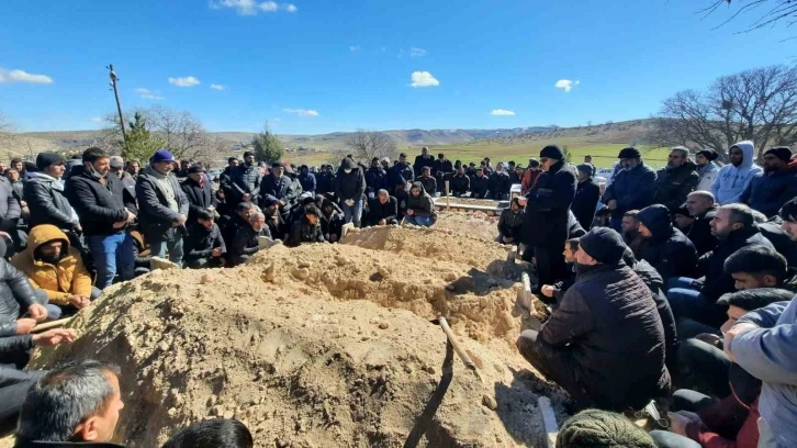 Enkazda hayatını kaybeden anne ve 3 çocuğu yan yana defnedildi
