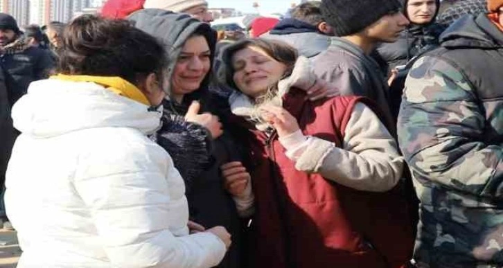 Enkazda iki kardeş ve babalarının yaşam umudu: Üç kez duvara vurdular