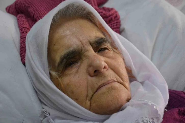 Enkazdan çıkarılan Sabriye nine: "Kimsem yok, ailem yıllar önce öldü"
