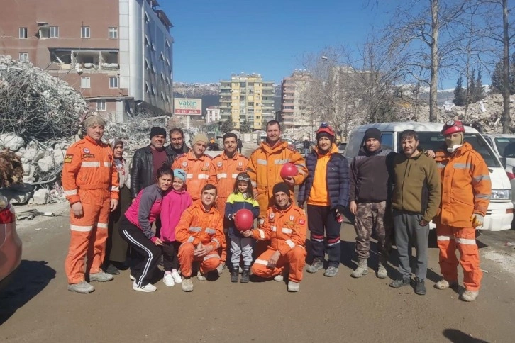 Enkazdan sağ kurtarılan Beren Dalkıran'ı Mehmetçik ziyaret etti