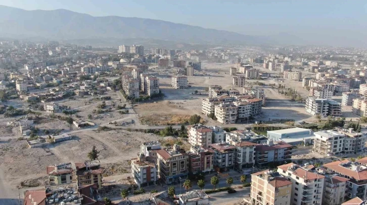 Enkazın kaldırılmasıyla tanınmaz hale gelen Hatay’da depremzedeler gelecekten ümitli
