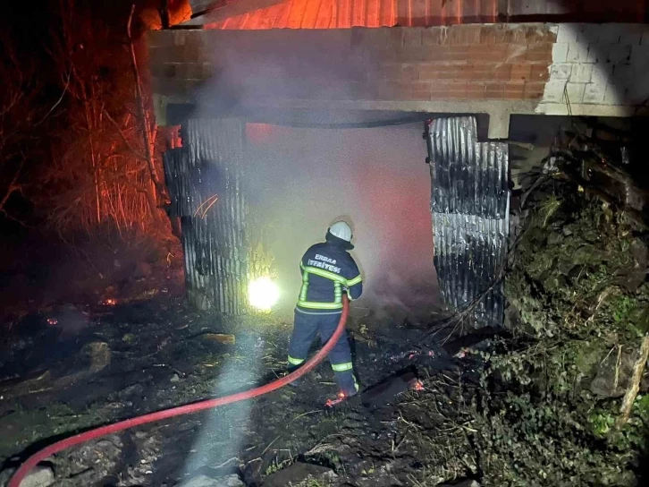 Erbaa’da ev ve odunluk alev alev yandı
