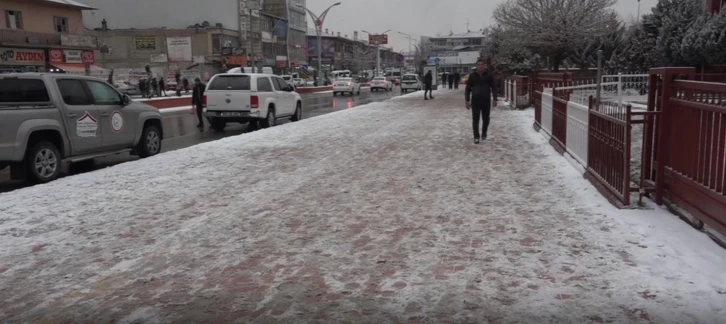 Erciş’te beklenen kar yağışı başladı
