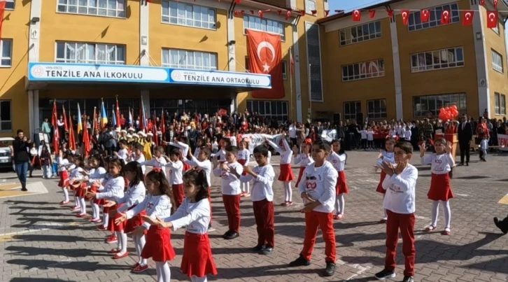 Erciş’te Cumhuriyet’in 100. yılı coşkuyla kutlandı
