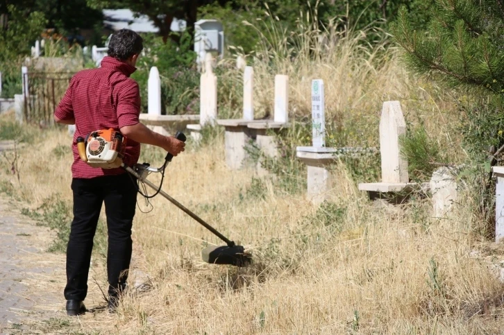 Erciş’teki mezarlıklarda bayram temizliği
