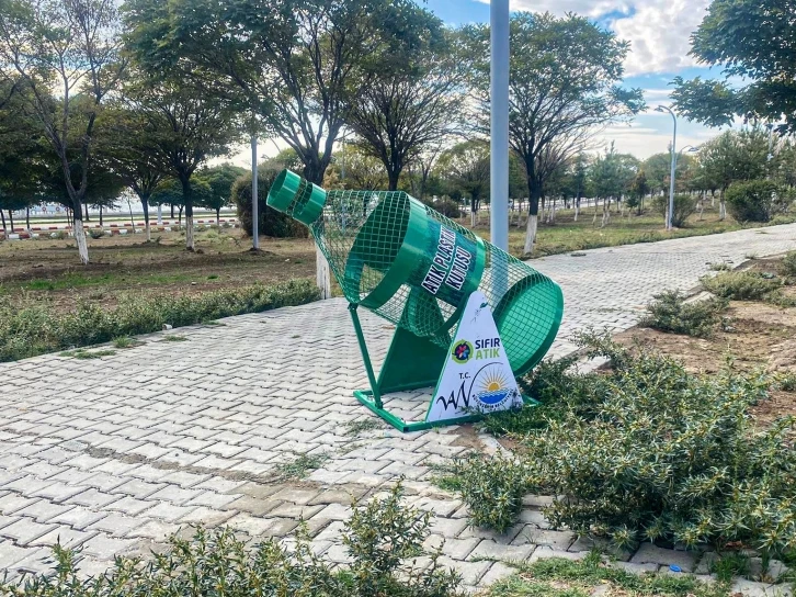 Erciş ve Gevaş ilçelerine atık plastik kutuları bırakıldı
