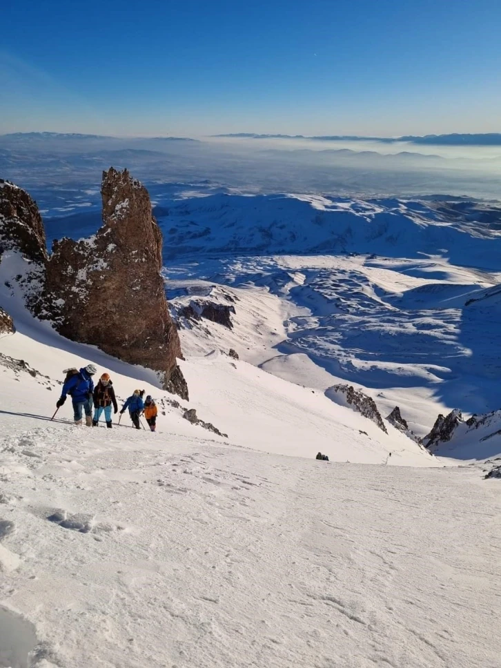 Erciyes’in zirvesinde Van Gölü’ne dikkat çektiler
