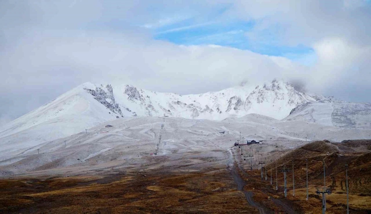 Erciyes’te iki mevsim, sarı ve beyaz bir arada
