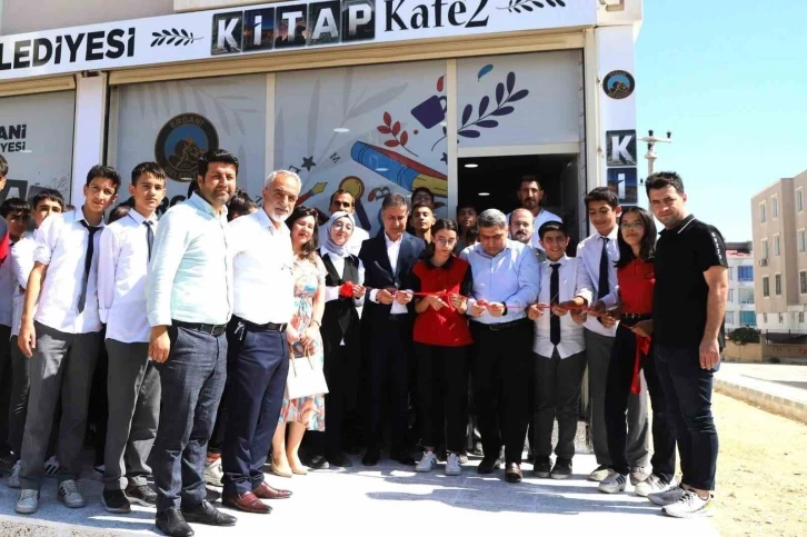 Ergani Belediyesi tarafından yapılan kitap kafe hizmete açıldı
