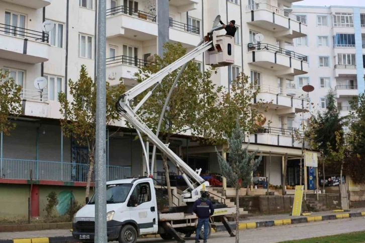 Ergani’de aydınlatma direkleri onarıma alındı
