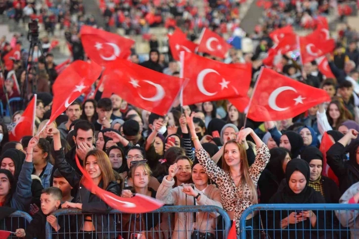 Ersay Üner Yıldırımlıları coşturdu
