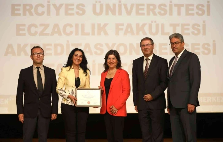 ERÜ Eczacılık Fakültesi ECZAKDER Tarafından Yeniden Akredite Edildi
