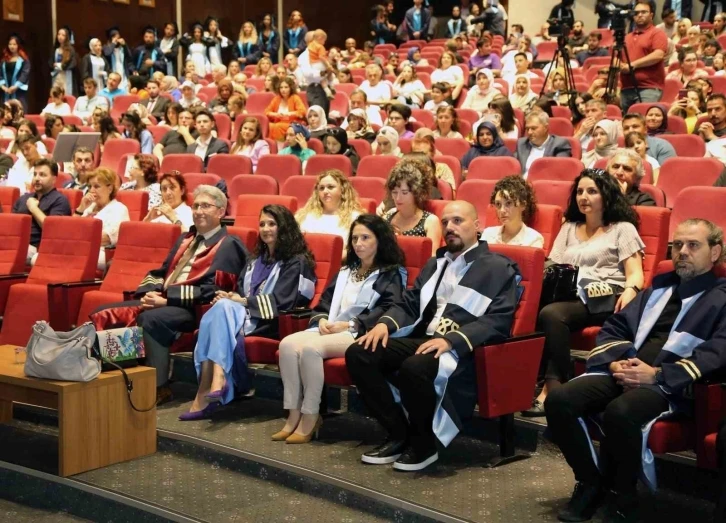 ERÜ Güzel Sanatlar Fakültesi’nde mezuniyet sevinci
