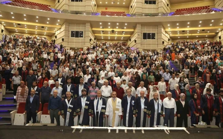 ERÜ İlahiyat Fakültesi 55. dönem mezunlarını verdi
