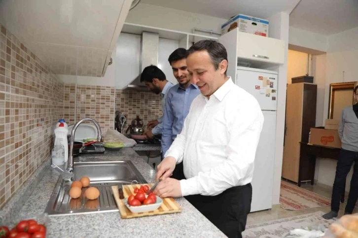 ERÜ Rektörü Çalış, öğrenci evinde sahur yaptı
