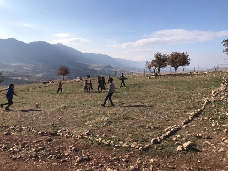 Eruh’ta park ve halı sahası olmayan çocuklar, valiye seslendi
