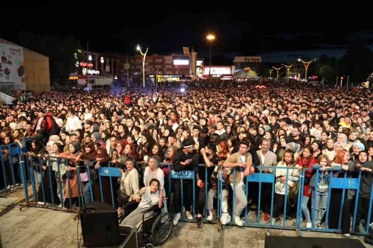 Erzincan Cem Adrian ile şenlendi
