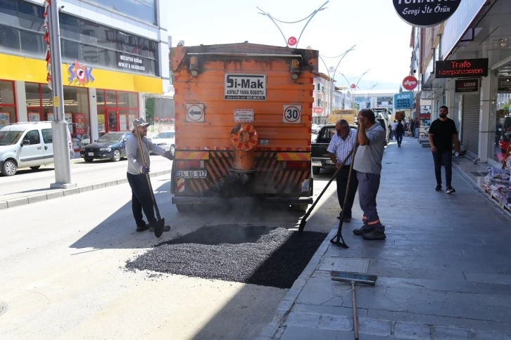 Erzincan’da asfalt onarım, bakım ve yama çalışmaları sürüyor
